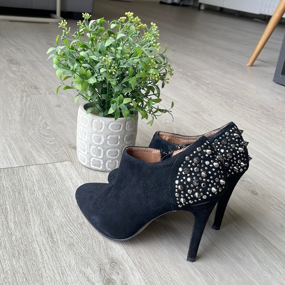 Black booties with studs in the back - Picture 1 of 4